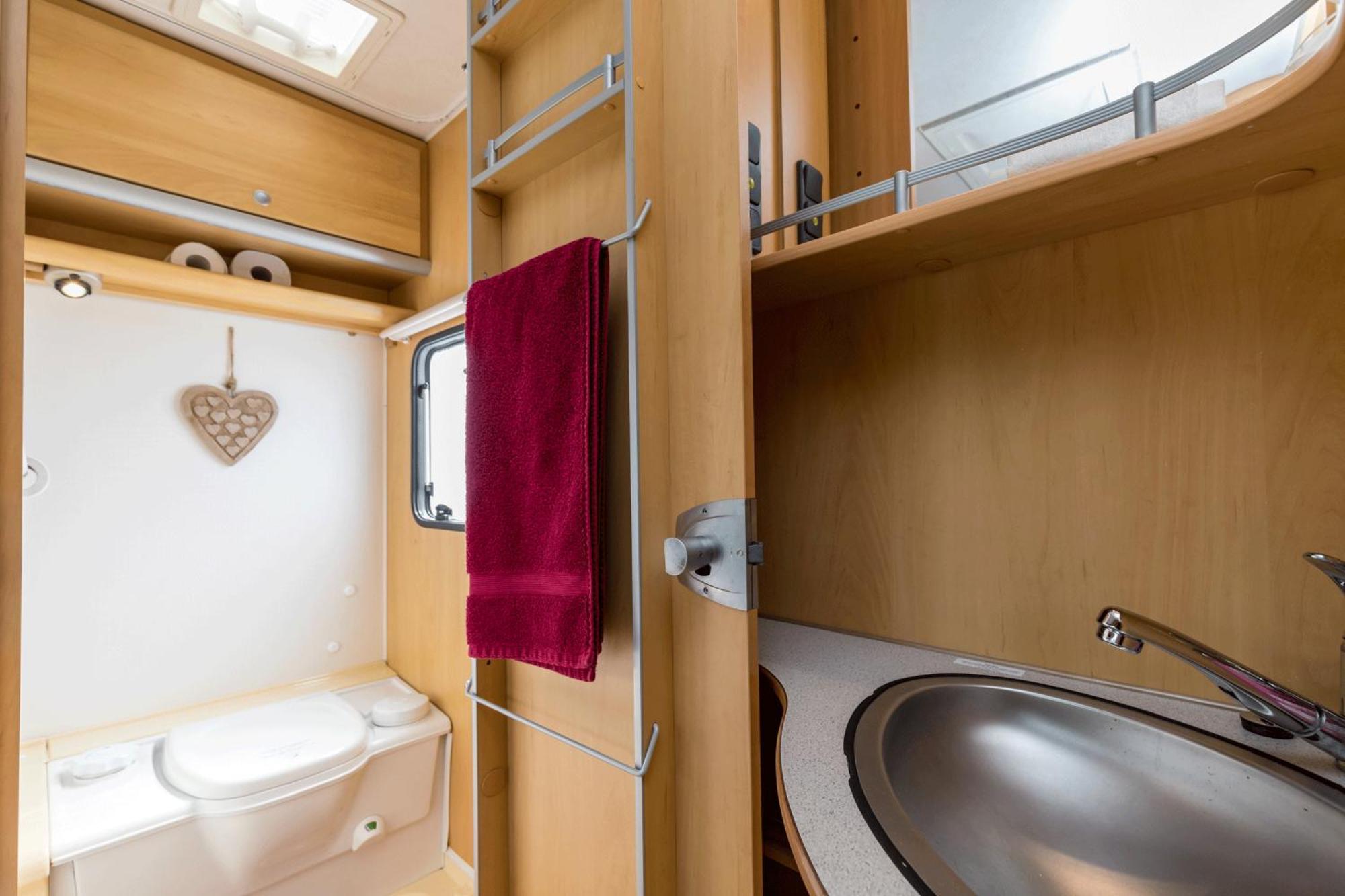 Cosy Caravan On Luxury Campsite Hulme End Exteriér fotografie
